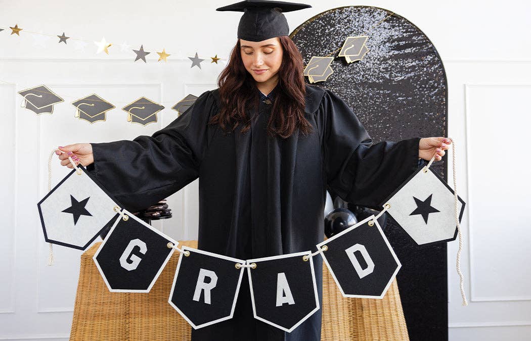PLHB448 - Oversized Felt Grad Banner