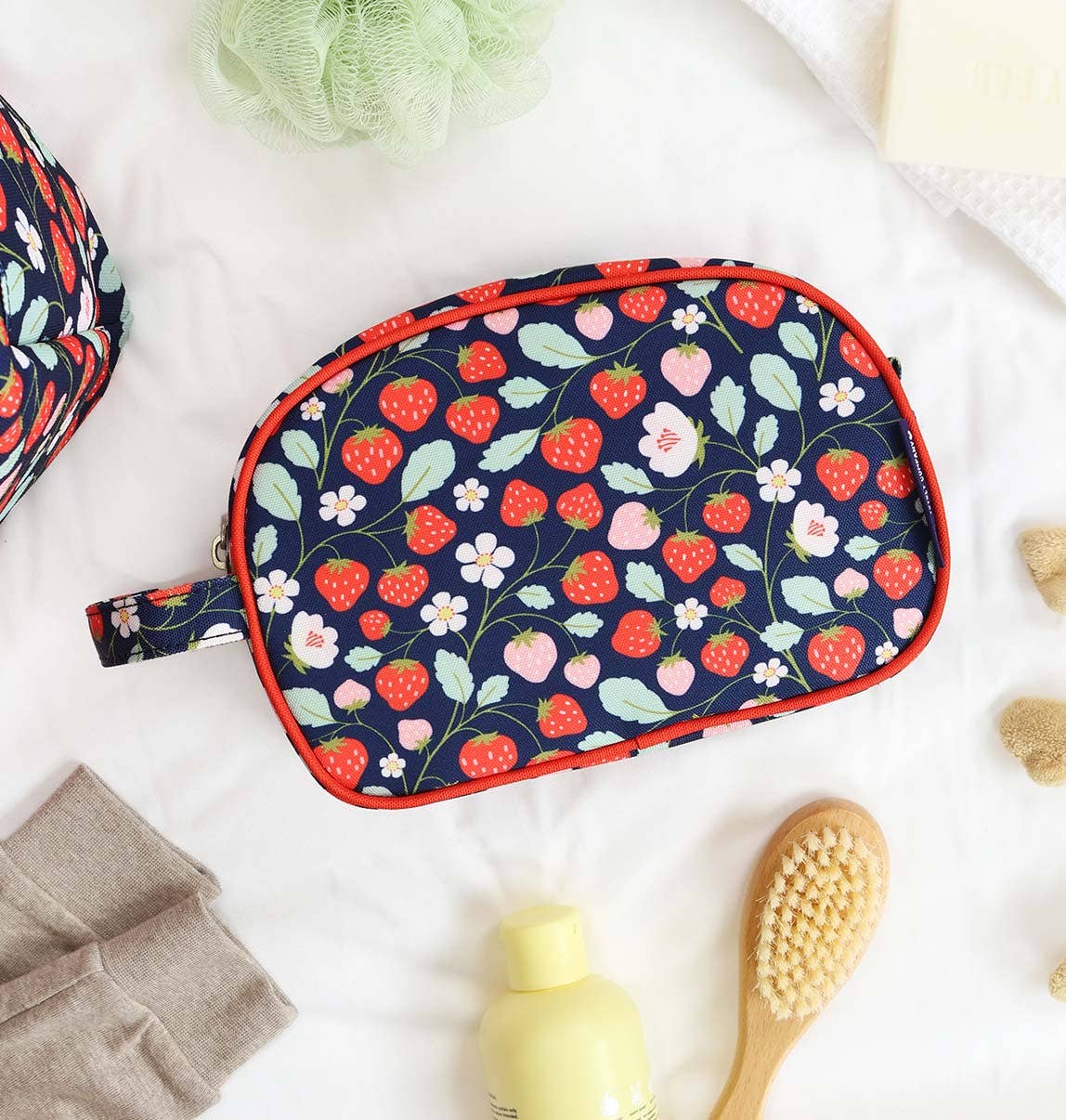 Toiletry bag: Strawberries