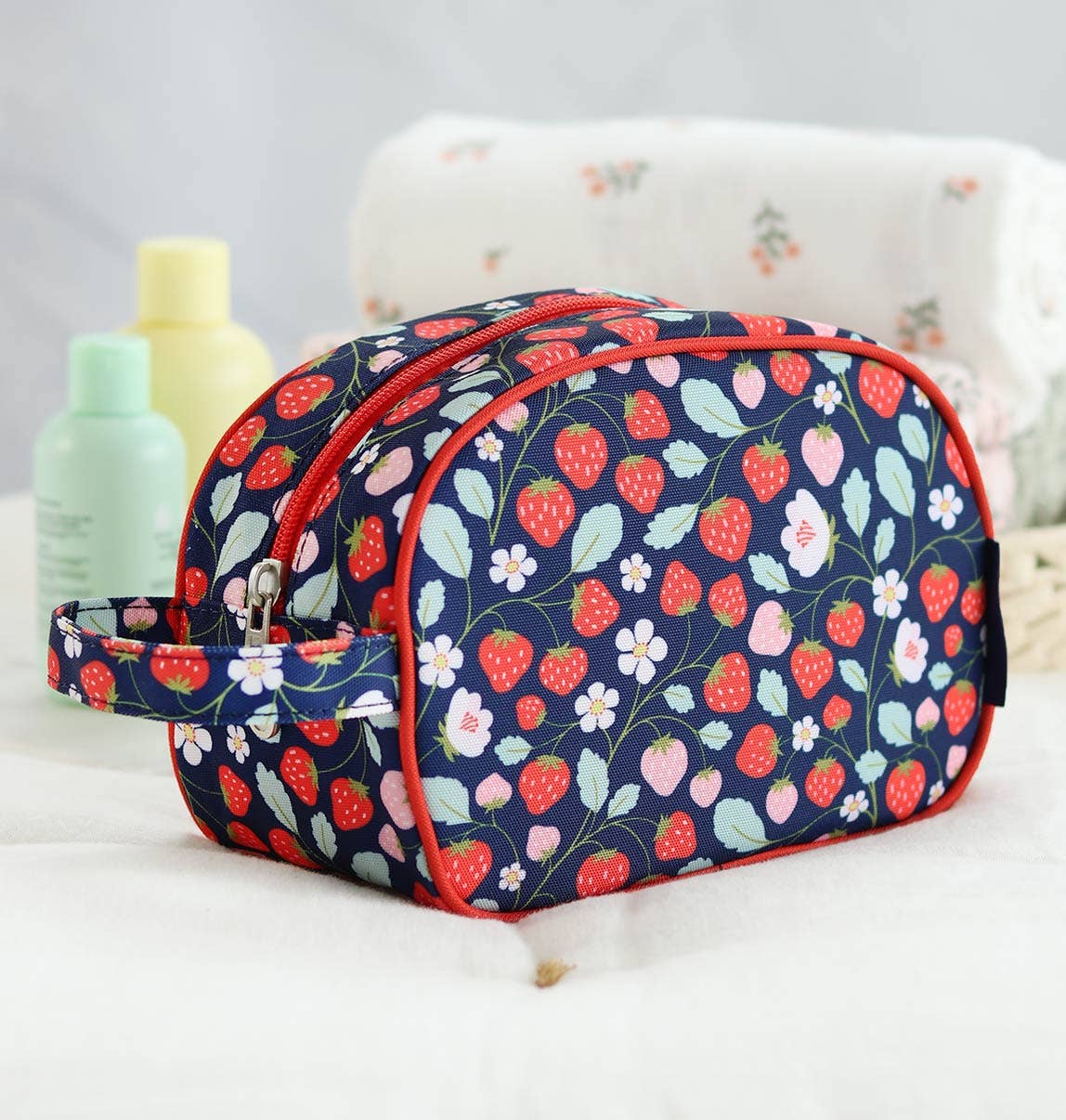 Toiletry bag: Strawberries