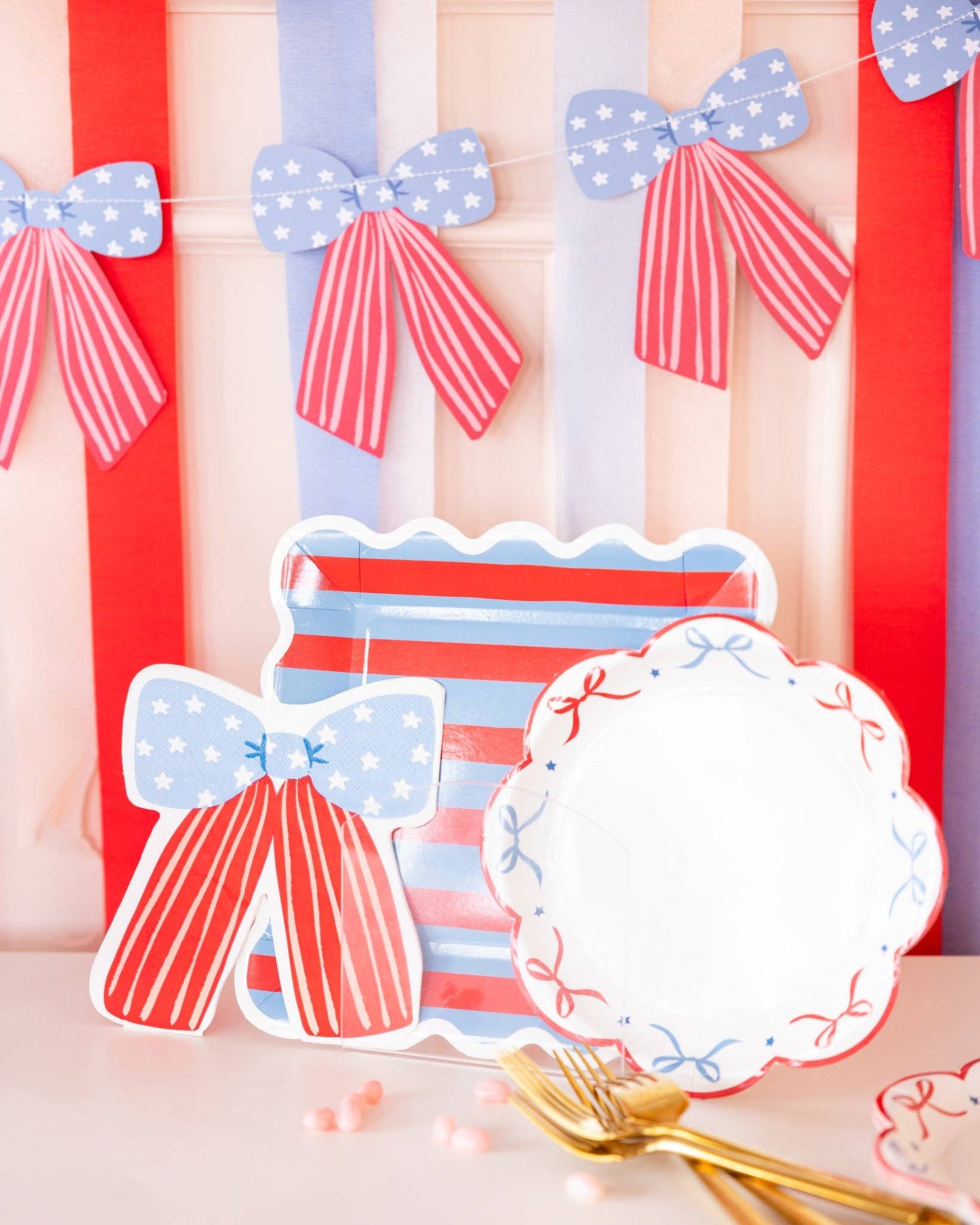 BAM1240 - Bow Edge Paper Plate - 8"